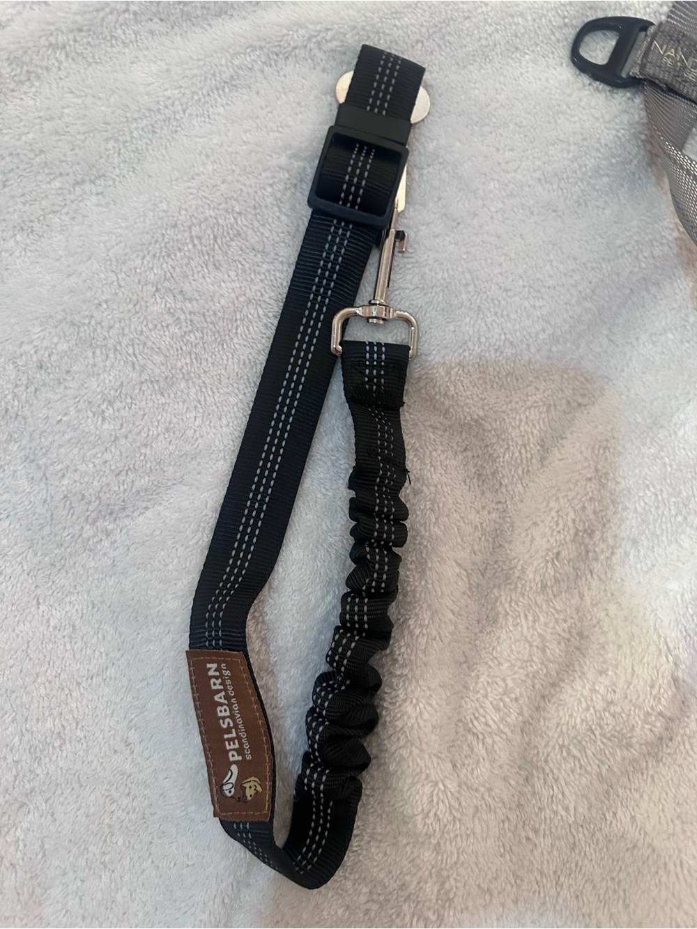 PELSBARN Black Bungee Dog seat belt leash - Reflective Stitching